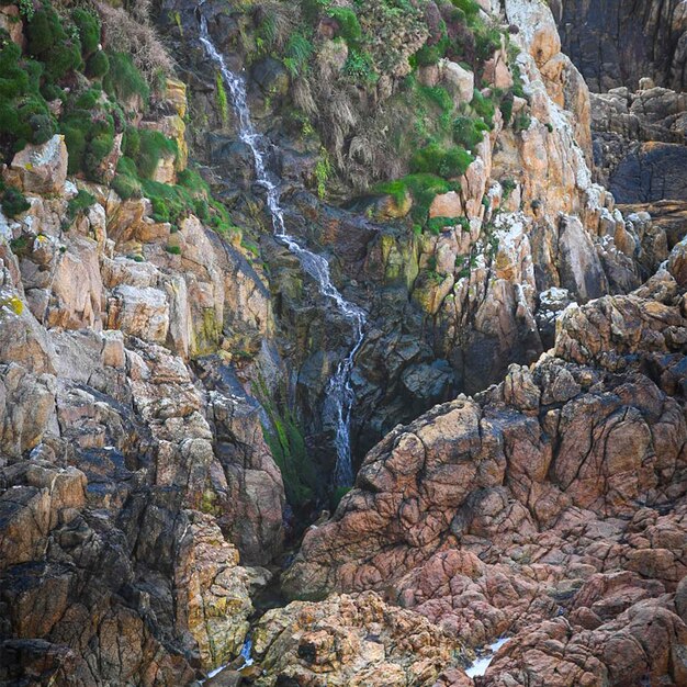 petite chute d'eau naturelle