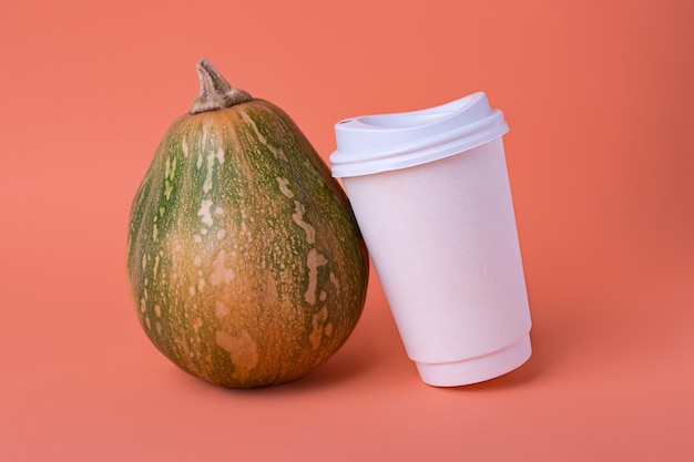 Petite citrouille et tasse de café blanche près d'itConcept de latte ou de café épicé