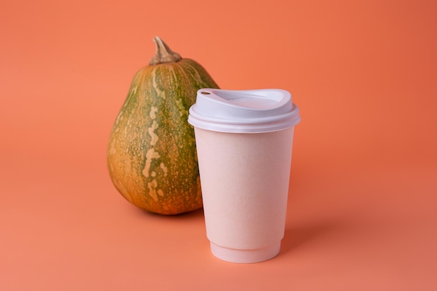 Petite citrouille et tasse de café blanche près d'itConcept de latte ou de café épicé
