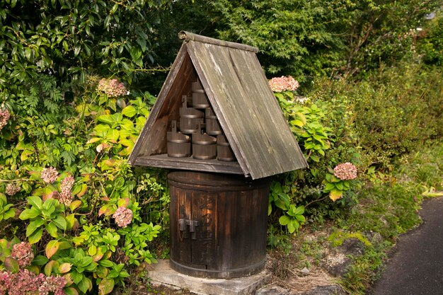 Photo une petite construction en bois dans la ville de magome juku le long du sentier nakasendo dans la vallée de kiso au japon