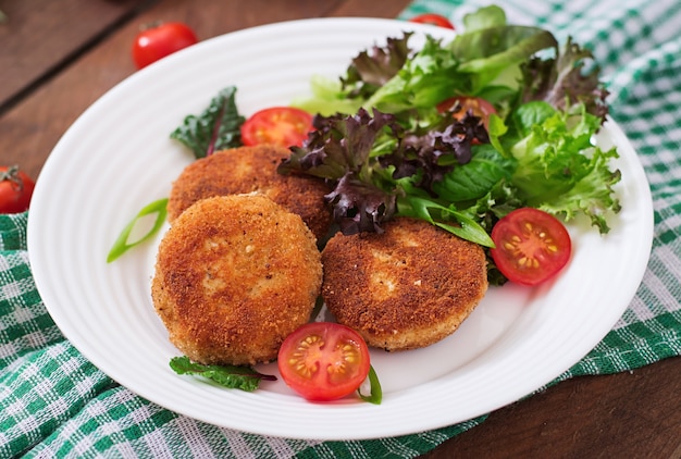 Petite côtelettes de poulet aux légumes sur une assiette