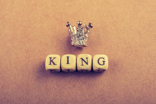 Petite couronne modèle à côté du texte du roi sur marron