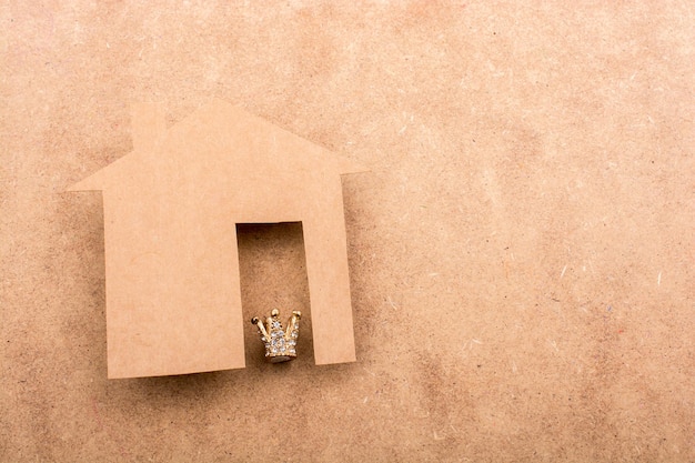 Petite couronne modèle et maison en papier