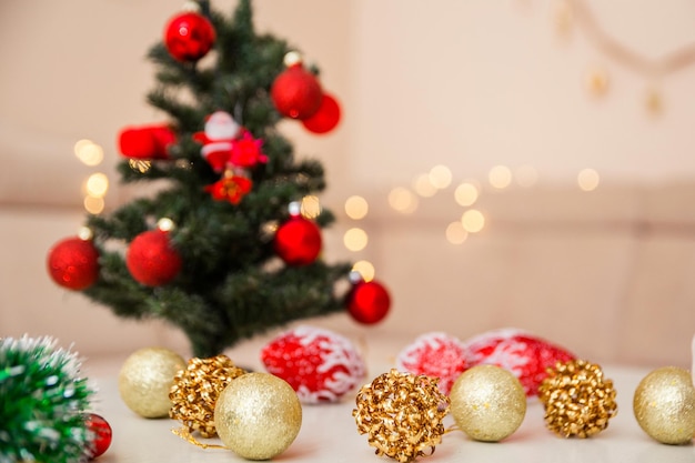Petite décoration d'arbre de Noël sur table. Décoration de nouvel an