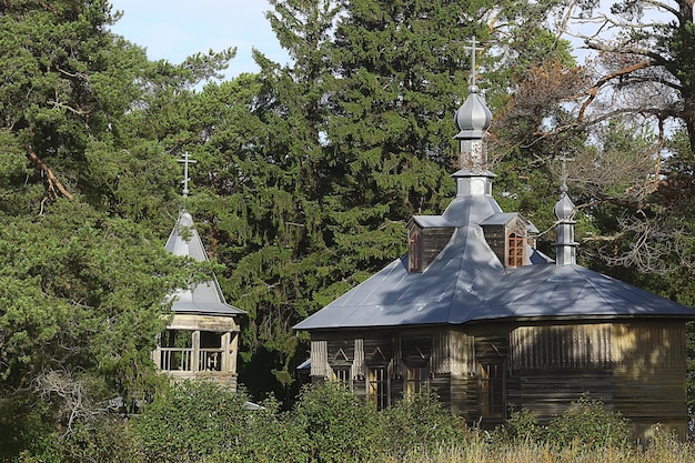 petite église en bois dans la forêt, paysage d'été, concept de foi orthodoxe indigène