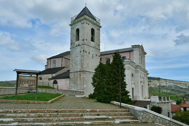 Une petite église dans le village de Capracotta en Molise Italie