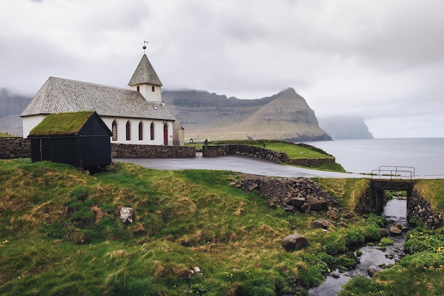 Petite église du village au bord de la mer à Vidareidi Îles Féroé Danemark