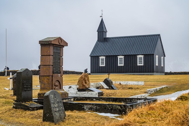 La petite église noire de Budir dans la partie sud de la péninsule de Snaefellsnes Islande