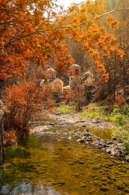 Photo petite église orthodoxe avec une nature merveilleuse aux couleurs d'automne