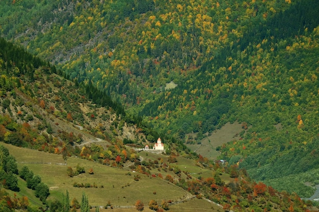 Une petite église sur la pente de la montagne du Caucase au début de l'automne