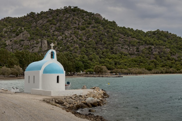 Une petite église sur la rive du lac Vouliagmeni district Loutraki Grèce