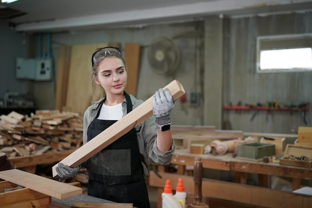 Petite entreprise d'une jeune femme en arrière-plan d'atelier de meubles