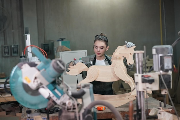 Petite entreprise d'une jeune femme en arrière-plan d'atelier de meubles