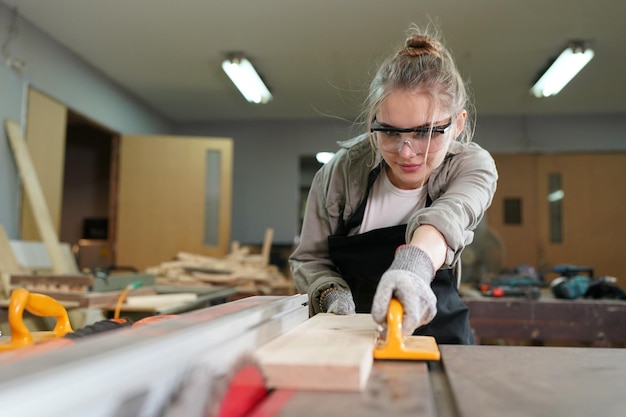 Petite entreprise d'une jeune femme en arrière-plan d'atelier de meubles