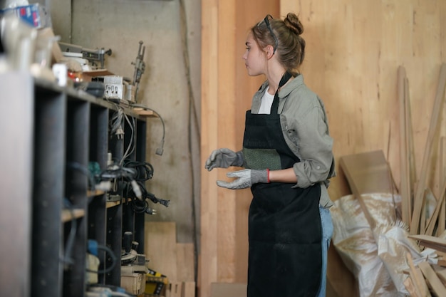 Petite entreprise d'une jeune femme en arrière-plan d'atelier de meubles