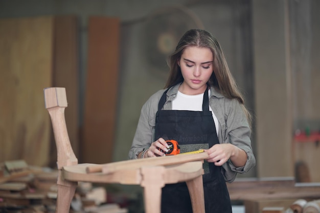 Petite entreprise d'une jeune femme en arrière-plan d'atelier de meubles