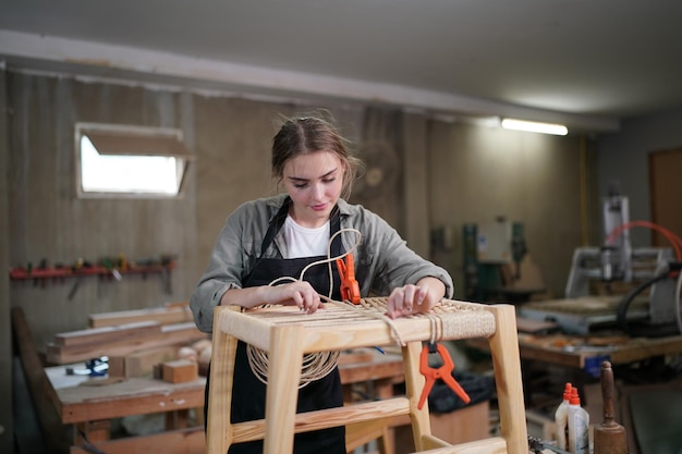 Petite entreprise d'une jeune femme en arrière-plan d'atelier de meubles