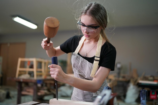 Petite entreprise d'une jeune femme en arrière-plan d'atelier de meubles