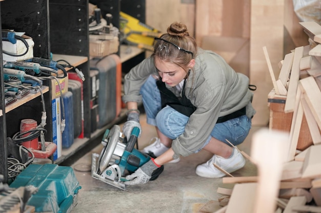 Petite entreprise d'une jeune femme Belle jeune femme ouvrière dans un atelier de meubles mesurant le bois