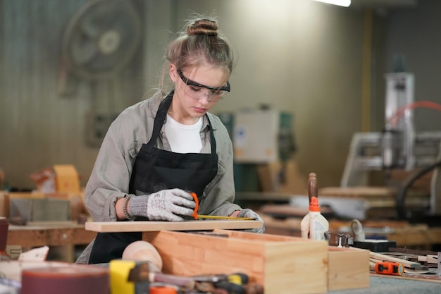 Petite entreprise d'une jeune femme séduisante jeune femme charpentier designer travaille en atelier