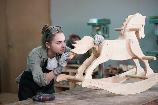 Petite entreprise d'une jeune femme séduisante jeune femme charpentier designer travaille en atelier