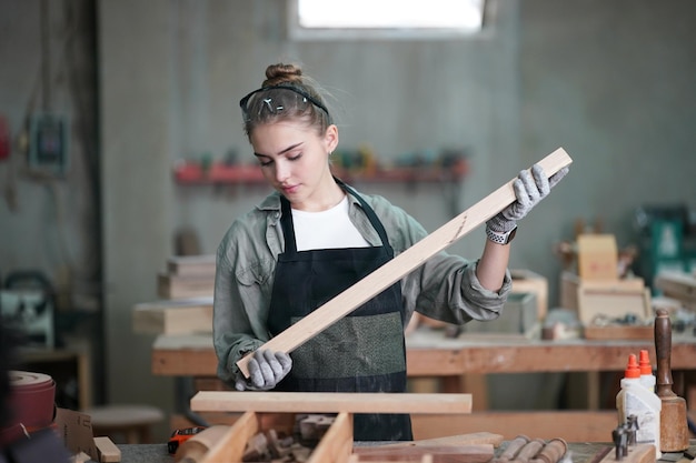 Petite entreprise d'une jeune femme séduisante jeune femme charpentier designer travaille en atelier