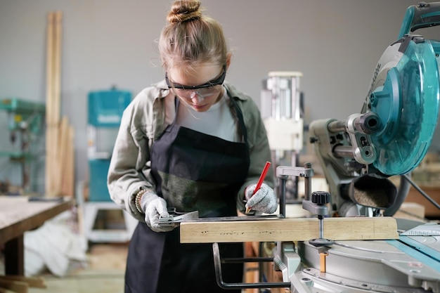 Petite entreprise d'une jeune femme séduisante jeune femme charpentier designer travaille en atelier