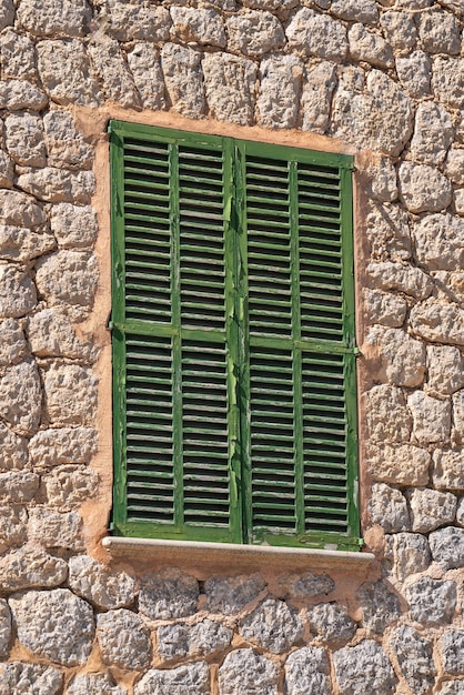 Une petite fenêtre avec des volets verts fermés Majorque Mer Méditerranée Espagne Îles Baléares