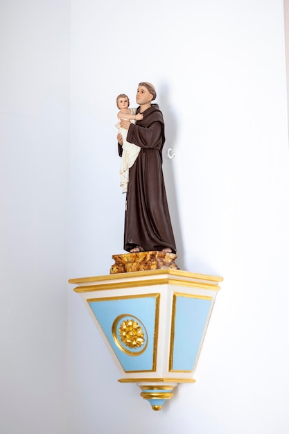 Petite figurine d'Antoine de Padoue sur l'église chrétienne de Santa Rita Algarve Portugal