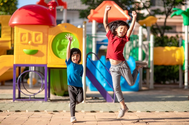 Petite fille active sur le terrain de jeu