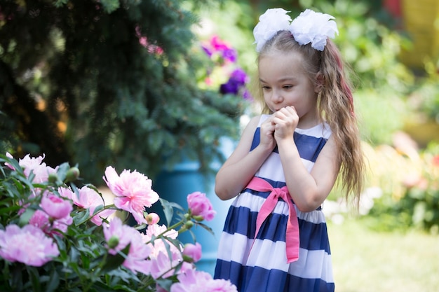 Petite fille admire les fleursRegardez les belles fleurs