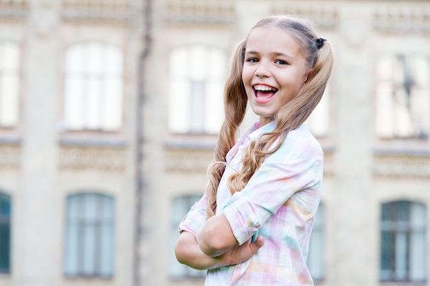 Petite fille adolescente de style décontracté avec une magnifique coiffure bouclée concept de bonheur et de joie