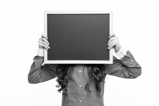 Petite fille adolescente avec des tableaux noirs