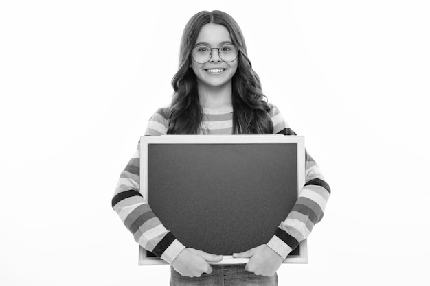 Petite fille adolescente avec des tableaux noirs