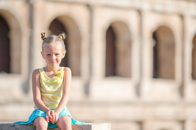 Petite fille adorable devant le Colisée à Rome, Italie