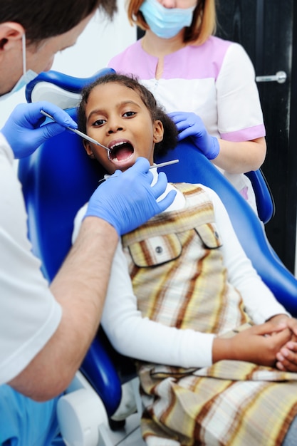 Petite fille africaine à la peau foncée en dentisterie