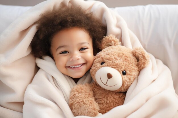 Photo une petite fille afro-américaine dort dans une couverture sur le lit avec un ours en peluche.