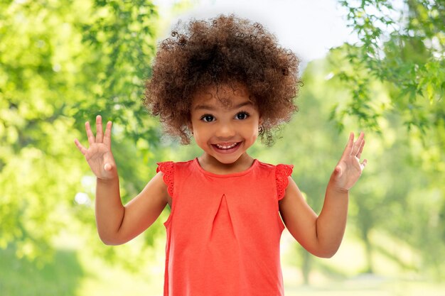 Photo une petite fille afro-américaine heureuse en été.