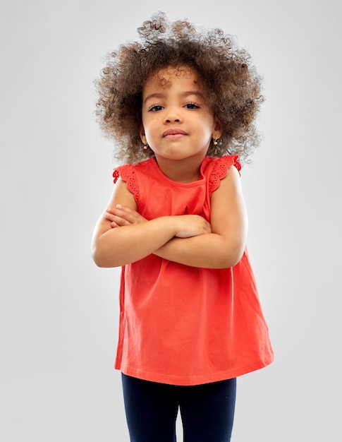 Photo une petite fille afro-américaine mécontente au-dessus de grey.