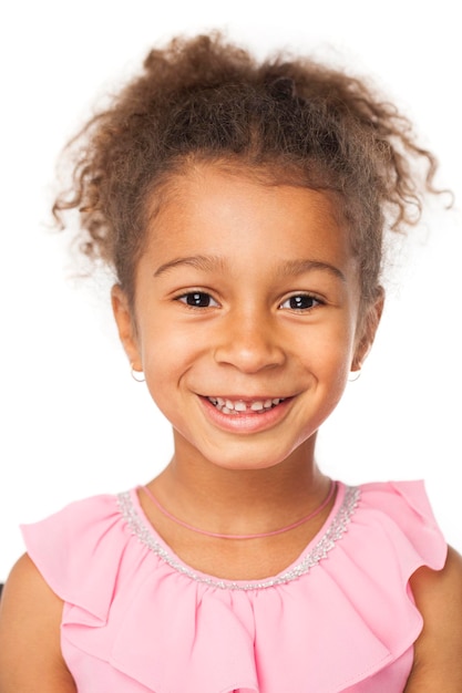 Photo petite fille afro-américaine souriante de cinq ans, tête et épaules portrait sur fond blanc