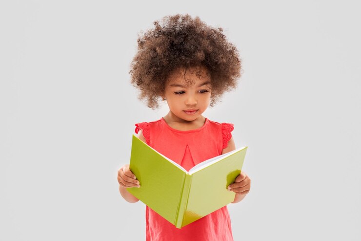 Photo une petite fille afro-américaine triste qui lit un livre.