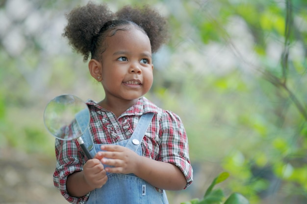 Petite fille afro ayant des activités de plein air à la ferme jardin oraganique famille diversifiée enfant concept de la fête des mères