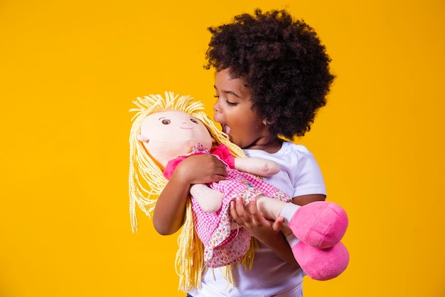 Petite fille afro tenant une poupée de chiffon