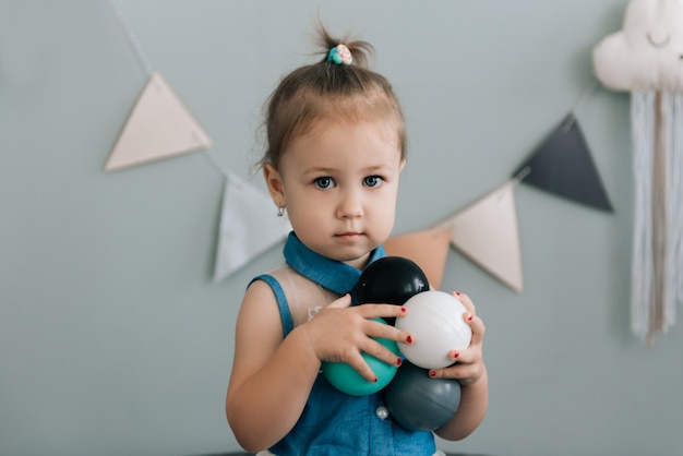 Une petite fille en âge préscolaire jouant