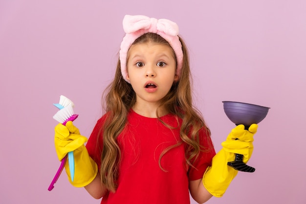 Une petite fille aime garder la maison propre. Hygiène et propreté dans la maison.