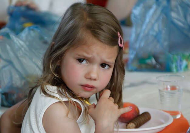 La petite fille a l'air offensée devant la caméra