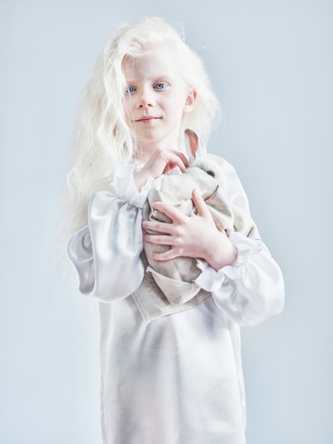 Petite fille albinos avec un lapin
