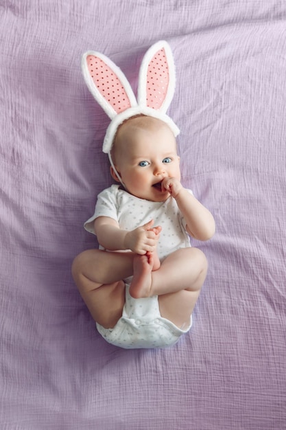 Une petite fille allongée sur le lit à la maison.