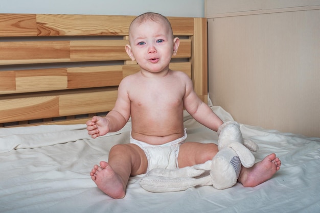 Photo une petite fille d'un an sur le lit de près.