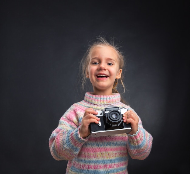 Petite fille avec appareil photo rétro